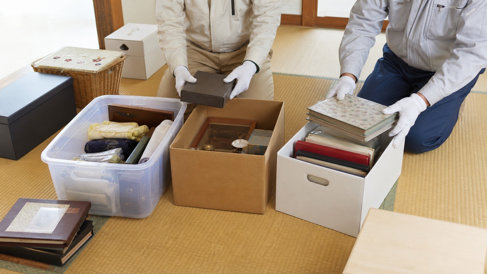 和室で生活用品や思い出の品を分けて確認する生前整理の作業風景