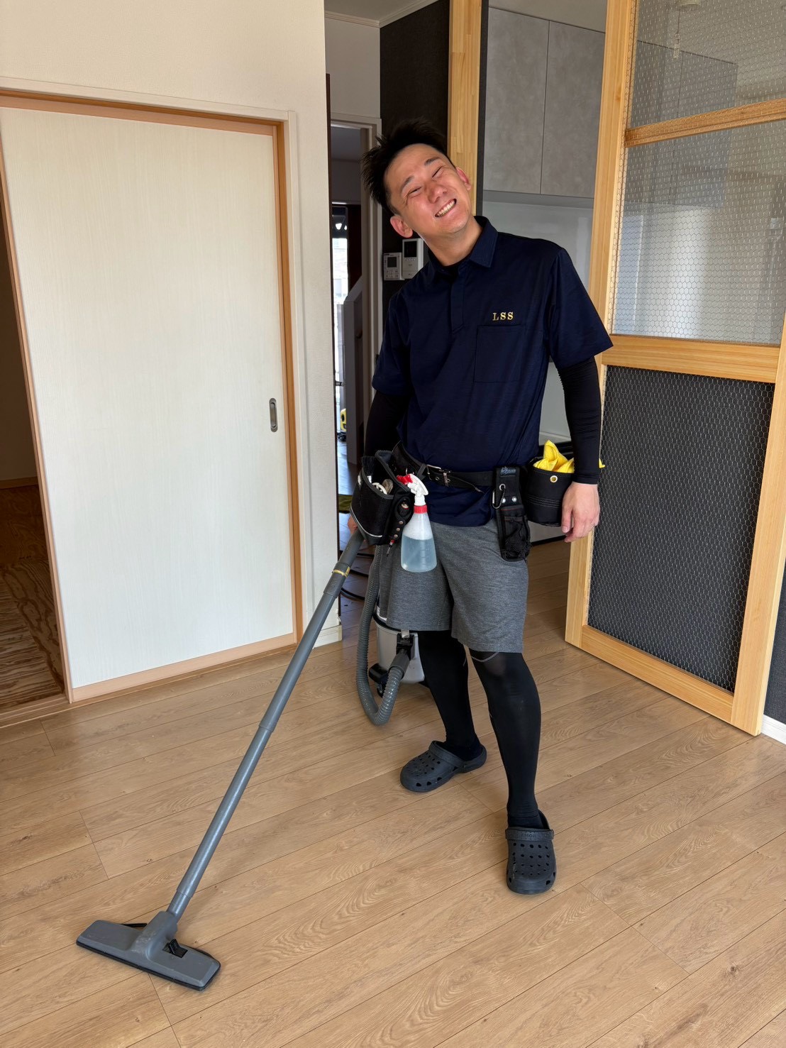 笑顔で作業するスタッフ